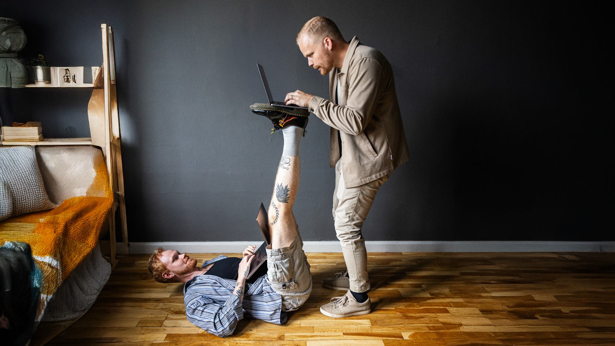To kolleger fra a-round arbejder sammen med hver sin computer
