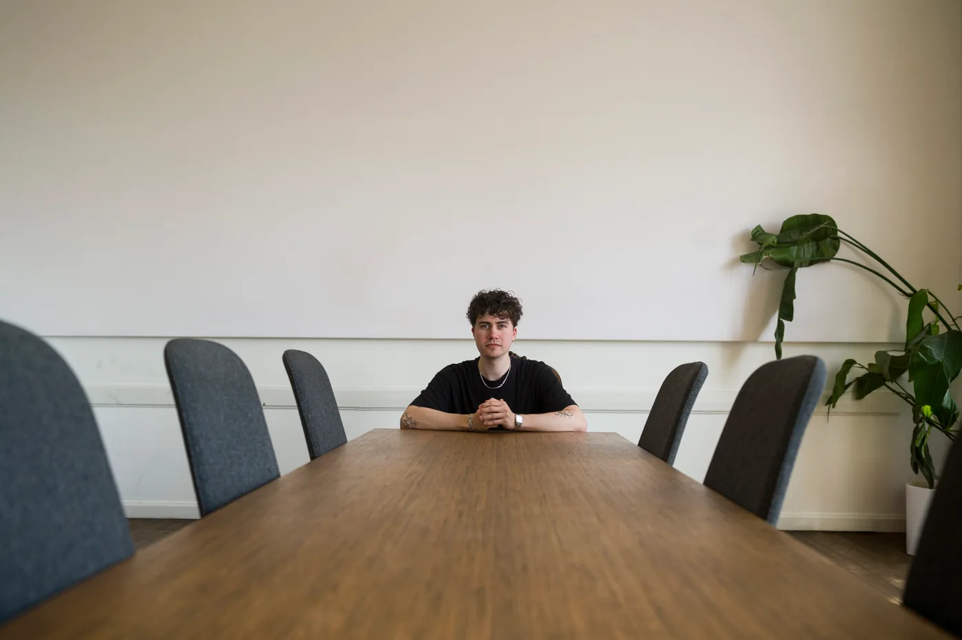 a-round arbejder med ai-assisteret foto