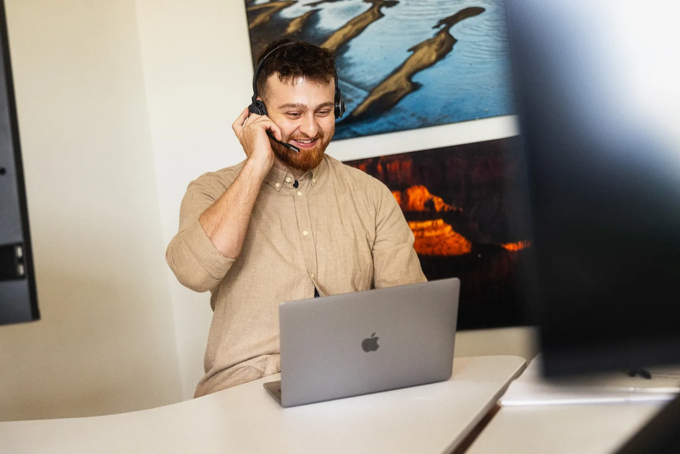 a-round arbejder med support