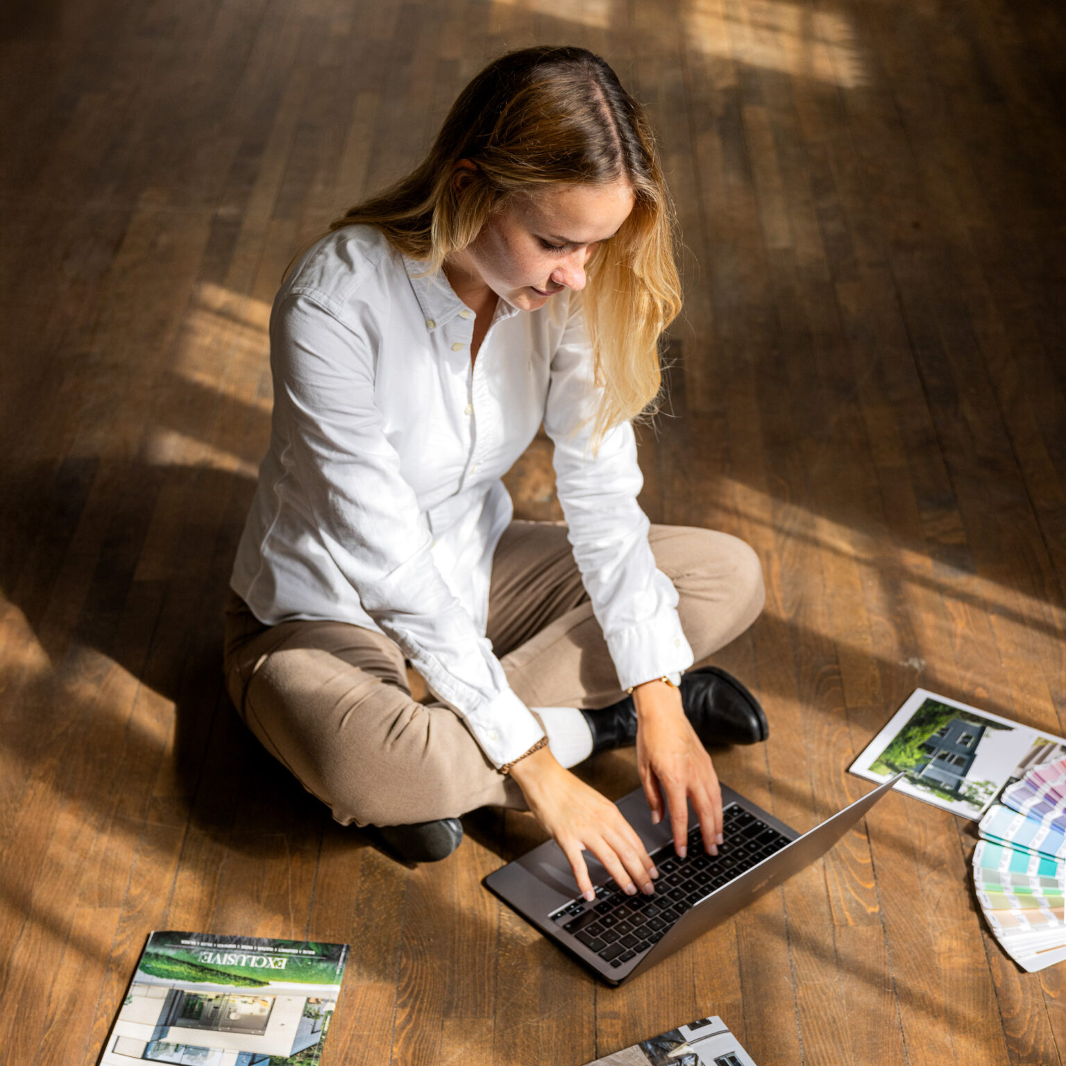 Designer fra a-round arbejder med visuel identitet
